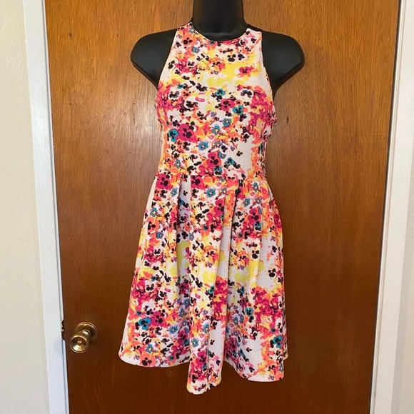 So Women's Floral Fit Flare Dress Size Small Vibrant Summer Sundress Cutout Back - Picture 7 of 16